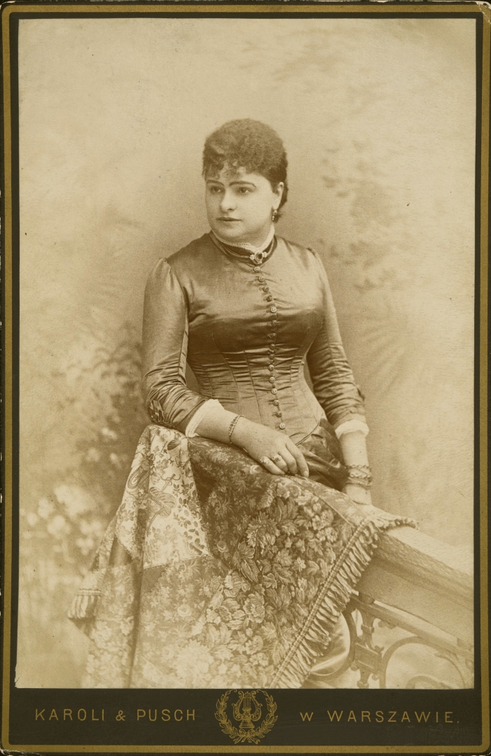 Bronisława Dowiakowska w obcisłej sukni.